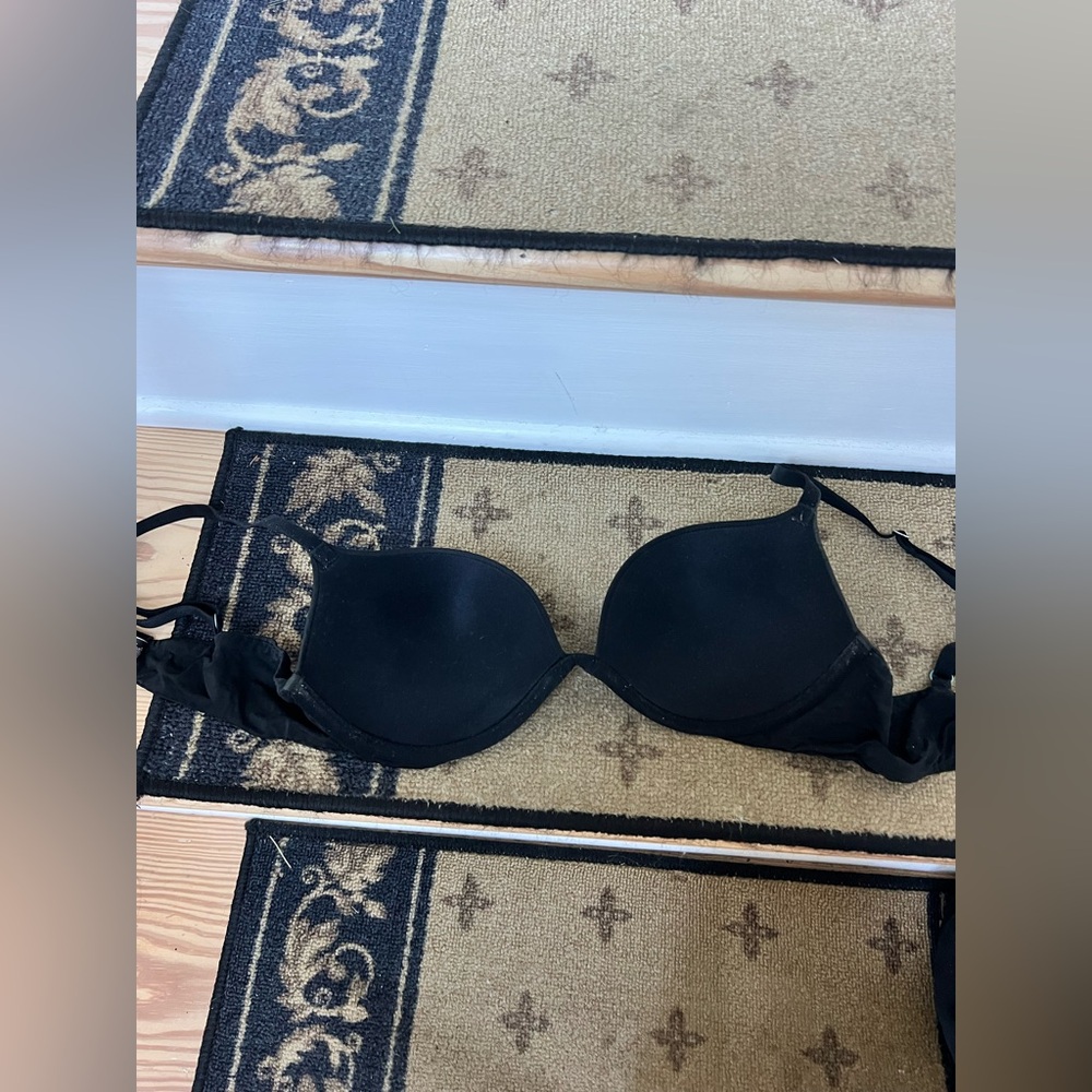 Black Victoria’s Secret bra